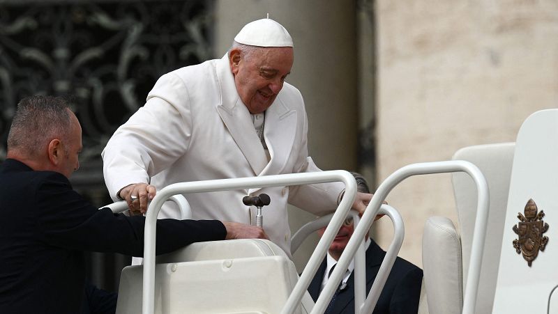 El papa Francisco permanecerá varios días ingresado por una infección respiratoria