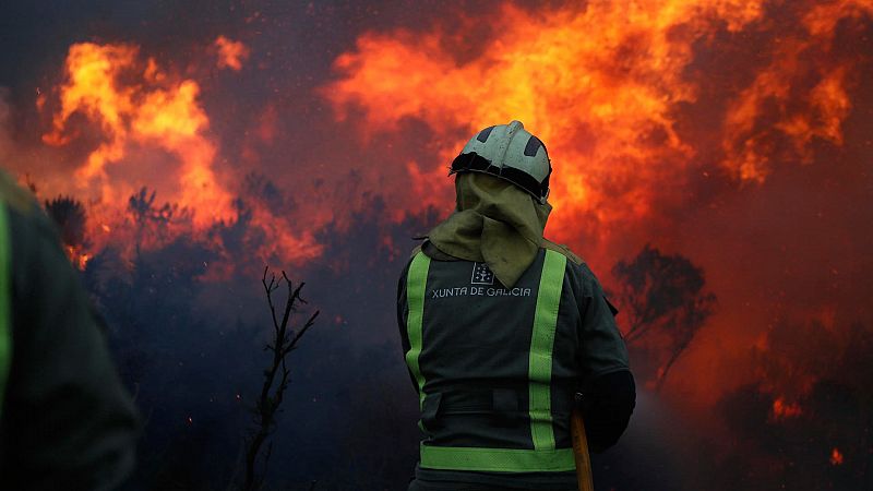 Un incendio forestal en Baleira, en la provincia de Lugo, arrasa con ms de 500 hectreas