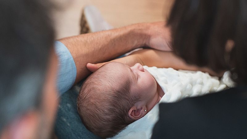 Ser madre o padre pasados los 50 años: leyes y debate ético cuando la técnica permite empujar los límites de la biología