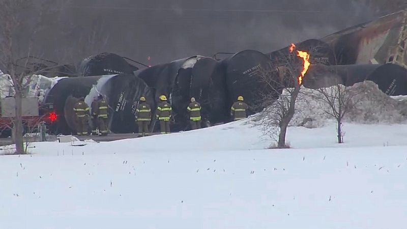 Un tren con etanol descarrila en EE.UU. y provoca un incendio que obliga a evacuar a los residentes de la zona