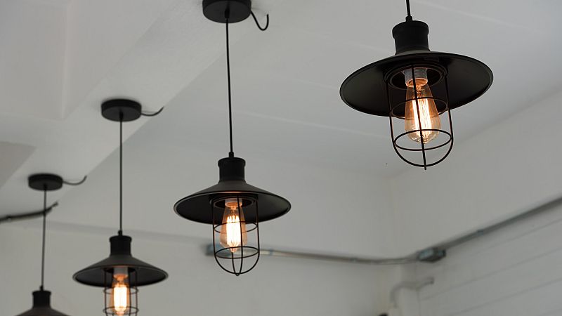 El precio de la luz cae hasta los 16,53 euros/MWh este viernes, su nivel más bajo desde mediados de enero