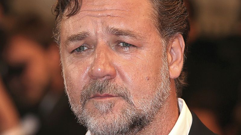 Russell Crowe devastado por una nueva tragedia al cumplirse un año de la muerte de su padre