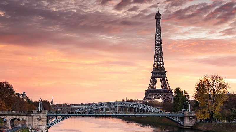 Lo que no sabías de la Torre Eiffel: ¡Está casada!