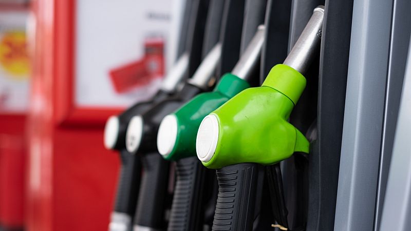 Las gasolineras modifican sus descuentos mientras los precios de los combustibles se reducen