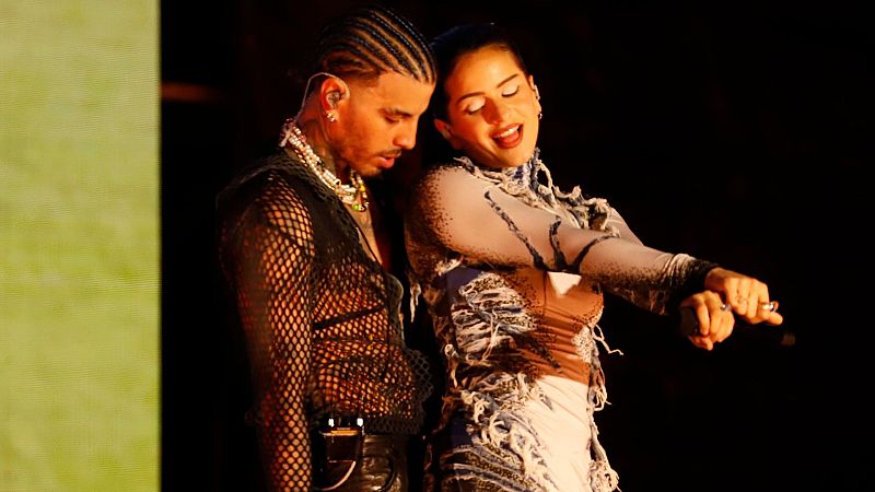 Rosalía y Rauw Alejandro, dos 'vampiros' comiéndose a besos en su primera actuación juntos
