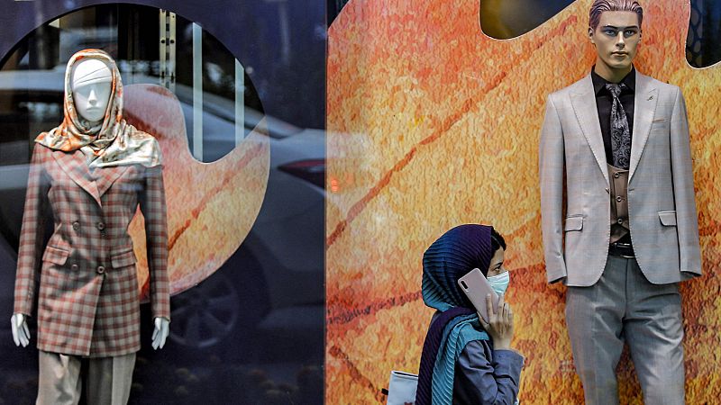 Las autoridades iraníes ordenan la detención de dos mujeres por no llevar el velo islámico en una tienda