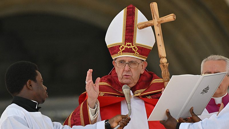 El papa Francisco reaparece en la plaza de San Pedro tras su alta hospitalaria