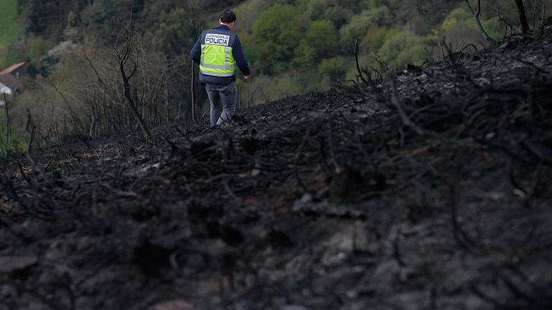Los incendios en Asturias se mantienen controlados mientras siguen las labores de revisión y refrigeración