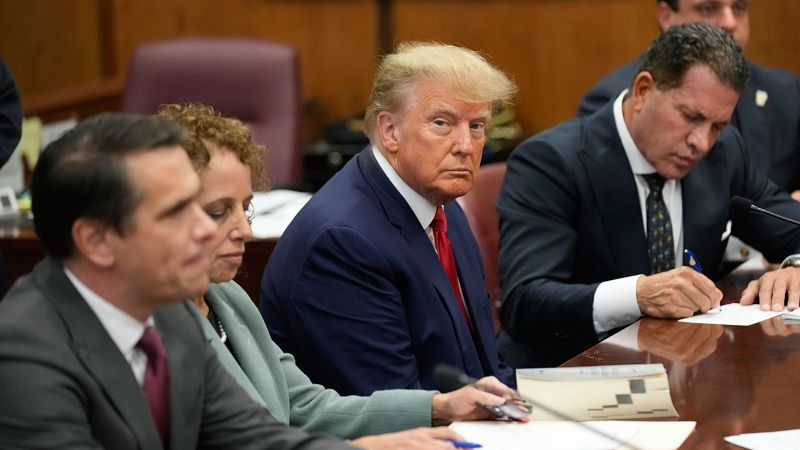 Trump se declara "no culpable" del pago en negro a la actriz porno Stormy Daniels en su declaración ante el juez