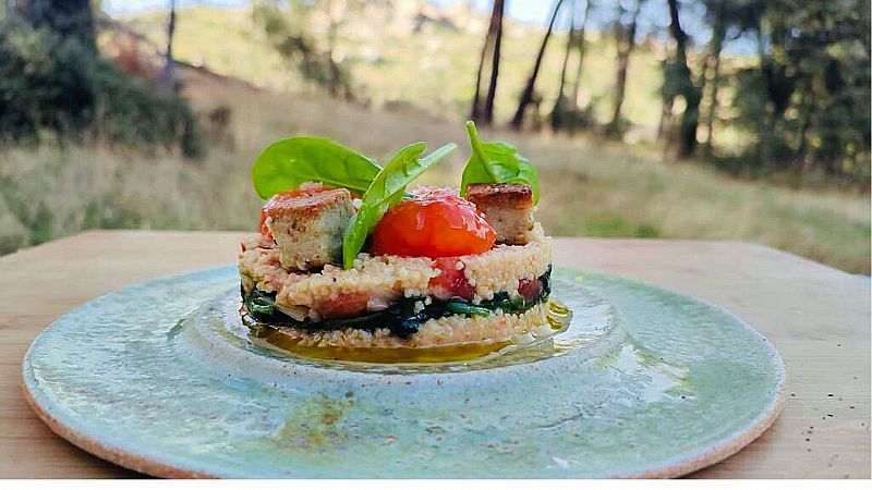 Receta de cuscús de espinacas, tomate y queso de la chef Aizpea Oihaneder. ¡Mira el paso a paso!