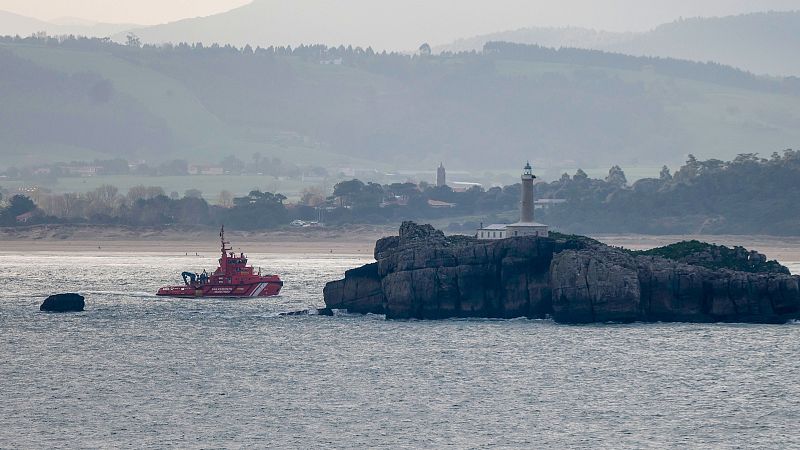 Los equipos de buzos refuerzan la búsqueda del marinero desaparecido en el naufragio del pesquero en Santander