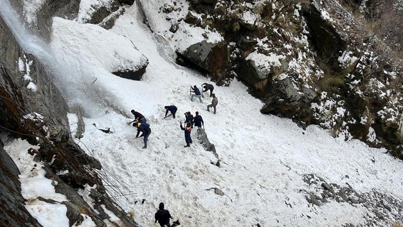 Mueren al menos siete turistas por una avalancha de nieve en la India
