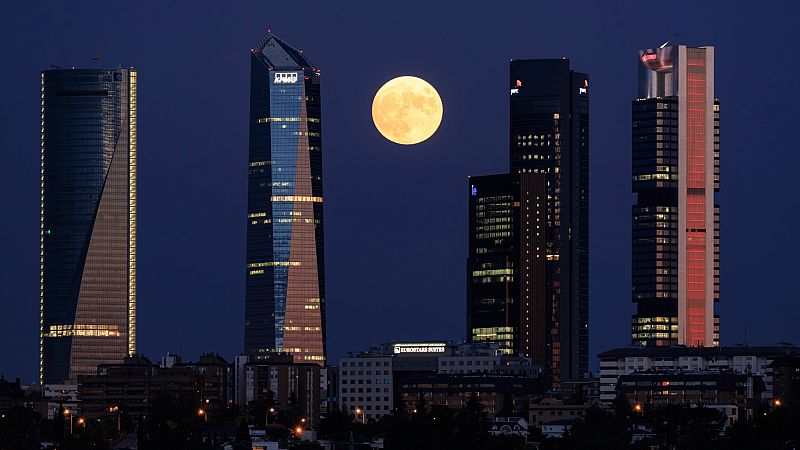 Llega la luna rosa de abril, ¿cuándo y cómo verla desde España?