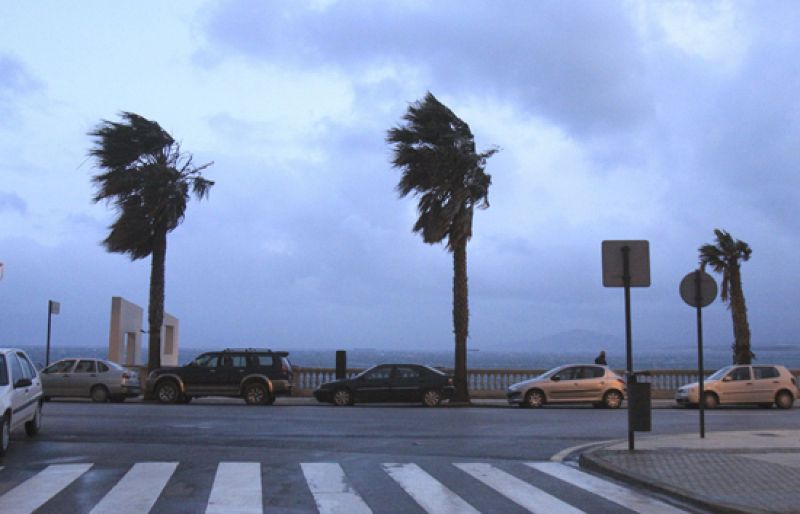 Ceuta amanece con importantes daños materiales y sin clases en los colegios