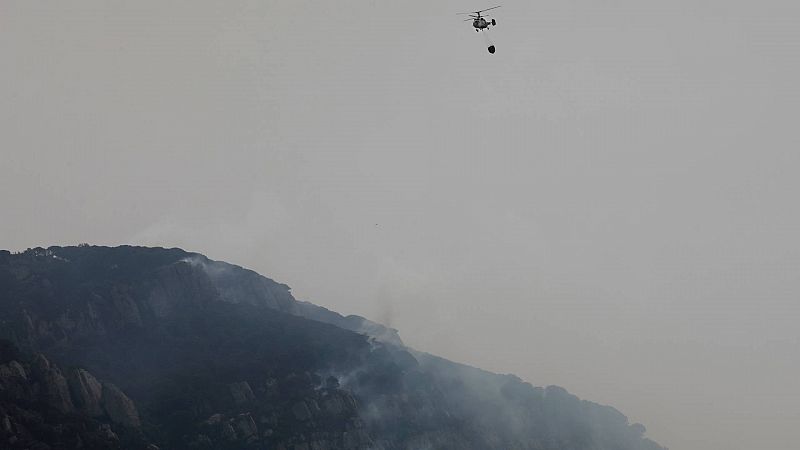 El viento y la orografía dificultan la extinción del fuego en Tarifa, que ya ha arrasado unas 50 hectáreas