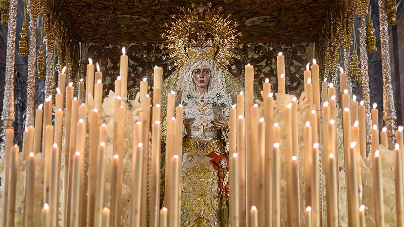 De la sobriedad del Silencio a las dos Esperanzas: Sevilla vive una de sus noches ms especiales con su "Madrug"
