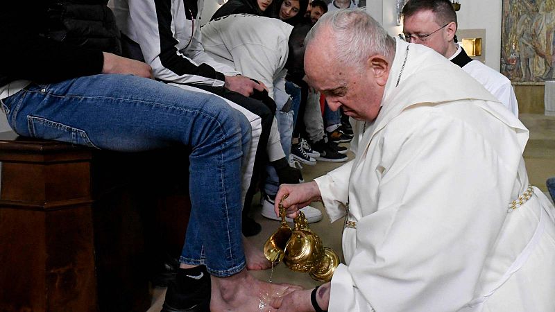 El papa lava los pies a doce menores en un correccional de Roma pocos días después de recibir el alta