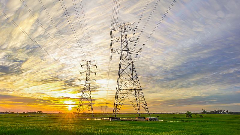 El precio de la luz baja un 12,76% este domingo hasta 75,57 euros/MWh