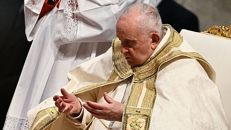 El papa pide no perder esperanza en tiempos de guerra en la Vigilia Pascual