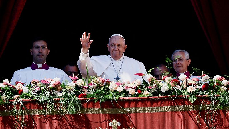 El papa imparte la bendición 'urbi et orbi' con un ruego al diálogo entre Israel y Palestina en su mensaje de Pascua