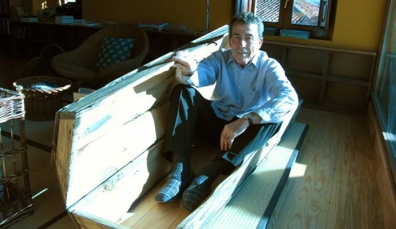 Fernando Sánchez Dragó dormía en un ataúd: así era su vida en el pueblo de Castilfrío