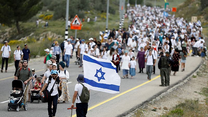 Miles de israelíes marchan hacia un asentamiento en Cisjordania para reclamar su legalización