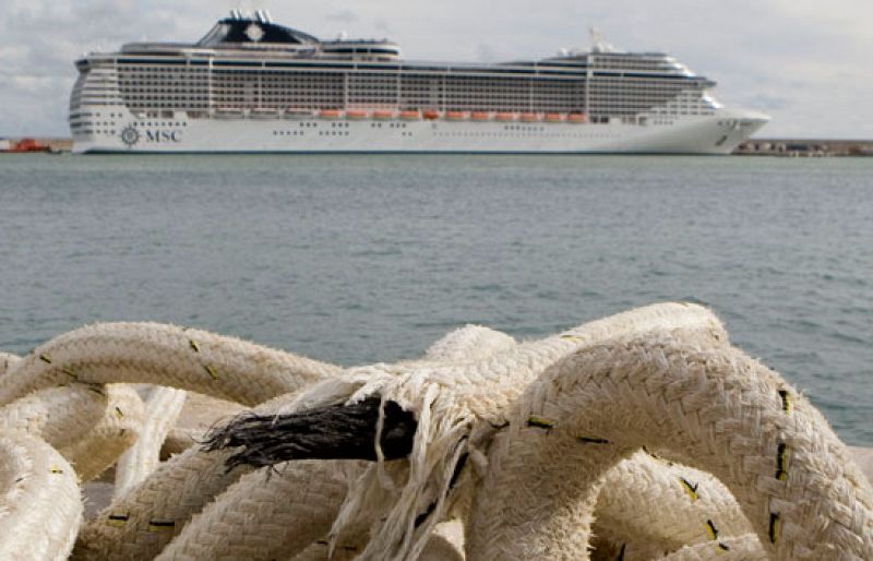 Un pasajero de crucero herido grave al caer al agua en el puerto de Palma tras romperse la pasarela