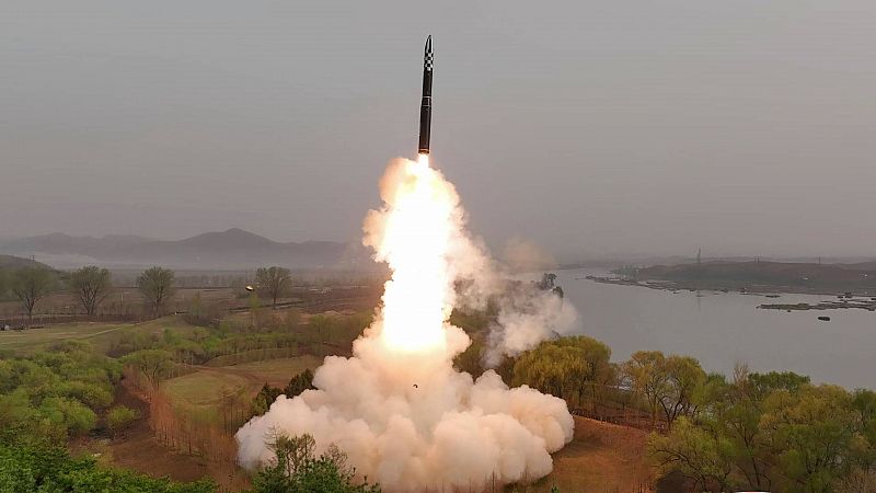 Corea del Norte anuncia que posee un nuevo misil de largo alcance de combustible sólido