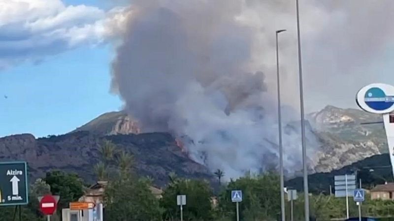 Declarado un incendio forestal en Alzira, Valencia, cerca del paraje natural de la Murta