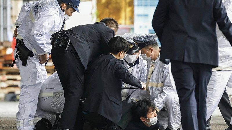 El primer ministro japonés, evacuado tras la explosión de una supuesta bomba de humo durante un acto electoral