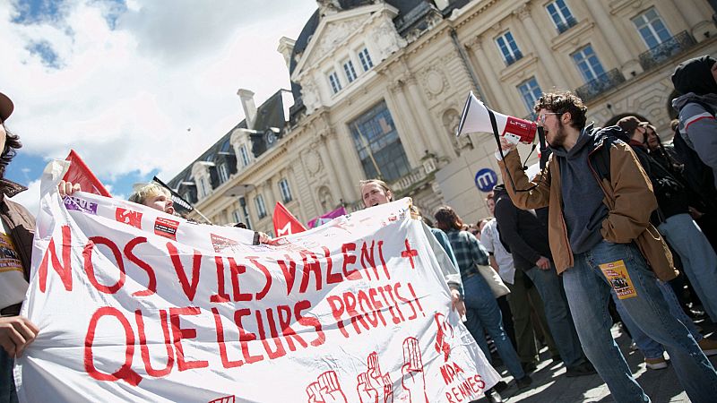 El Gobierno francés ofrece diálogo tras la reforma de las pensiones mientras prosiguen las protestas