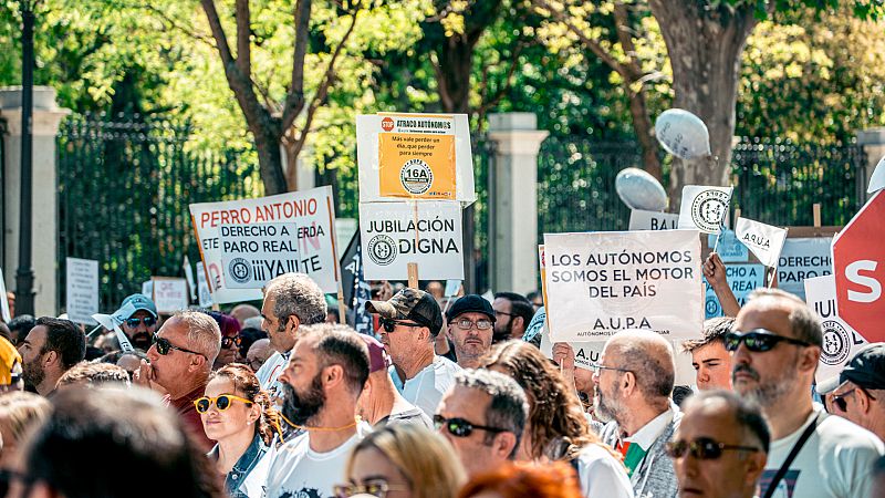 Trabajadores autónomos de toda España piden en Madrid más derechos laborales y una rebaja de impuestos
