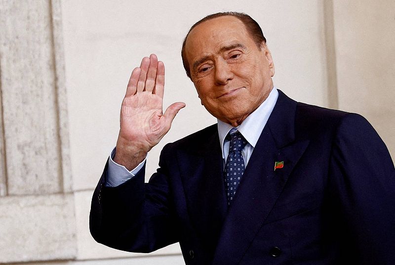 Berlusconi sale de la UCI y se encuentra ya en planta tras responder al tratamiento