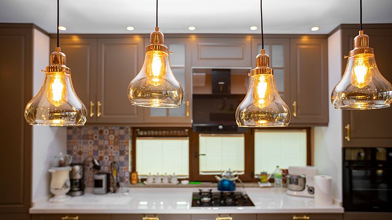 La luz sube un 44% este martes y marca, con 96,19 euros/MWh, su segundo precio más alto de abril