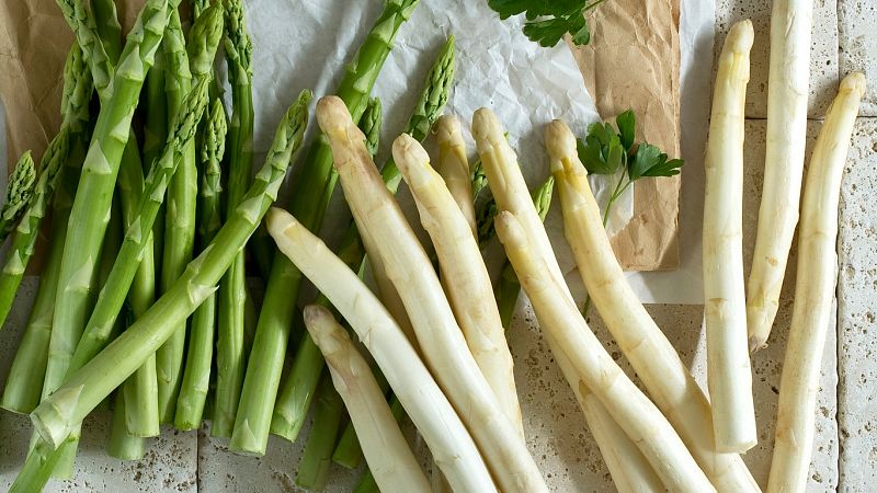 ¿Por qué huele más fuerte la orina al comer espárragos?