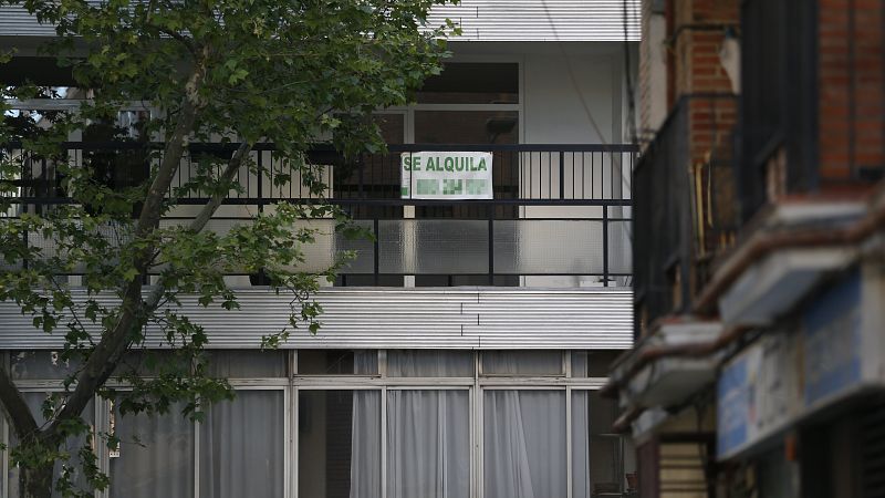 Obligados a compartir piso más allá de los 40 por los altos precios y la precariedad: "Echo de menos la intimidad"
