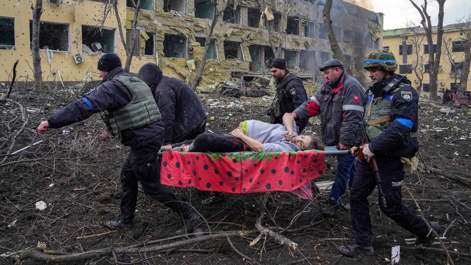Una mujer embarazada herida en Ucrania, foto del año en el World Press Photo 2023 | Ver