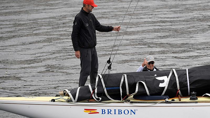 El rey Juan Carlos sale a navegar en Sanxenxo ante una gran expectación mediática