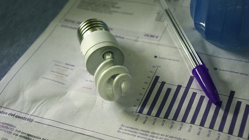 La luz vuelve a caer un 7% hasta los 101 euros/MWh este viernes