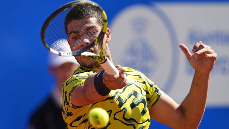 Carlos Alcaraz gana a Roberto Bautista en un duelo de altibajos y pasa a cuartos en el Conde de Godó 2023