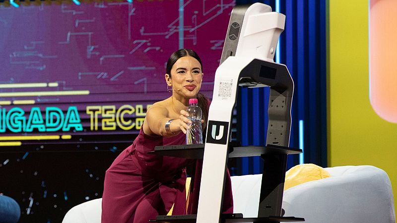 Blanca Paloma conoce a Humi, el robot pichn nmero 1 en 'Brigada Tech'