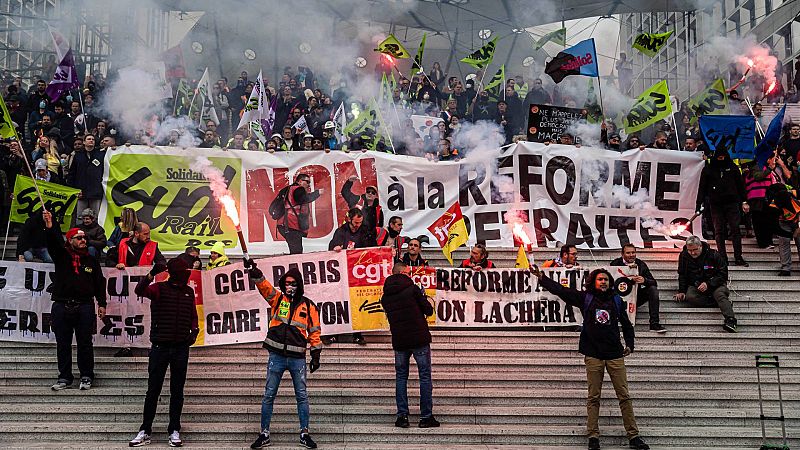 Los manifestantes ocupan la bolsa de París como protesta por la reforma de las pensiones de Macron
