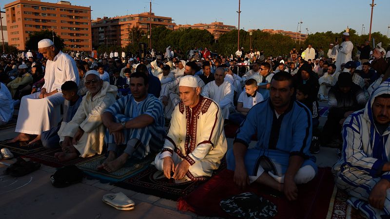 Millones de musulmanes celebran la Fiesta del fin del ayuno, con la que termina el Ramadán