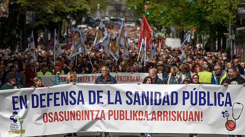 Miles de personas se manifiestan en las capitales vascas y en Mérida en defensa de la sanidad pública