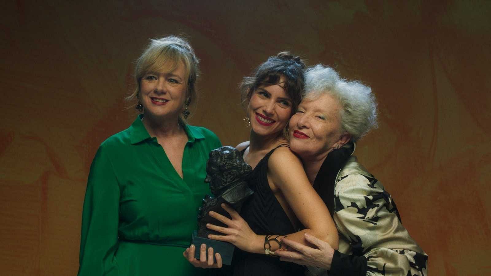 'Alguién que cuide de mí', Elvira Lindo y Daniela Fejerman retratan a tres generaciones de actrices | Ver