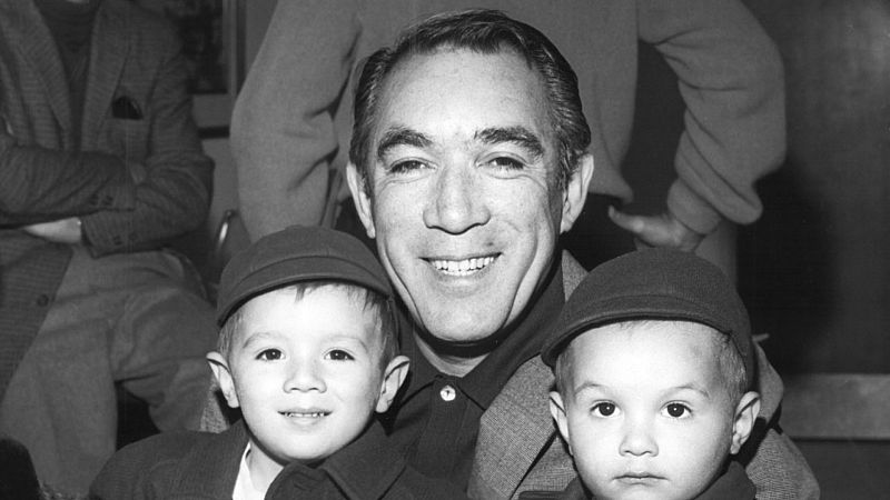 Anthony Quinn tuvo 12 hijos con 4 mujeres distintas, y a todas les fue infiel