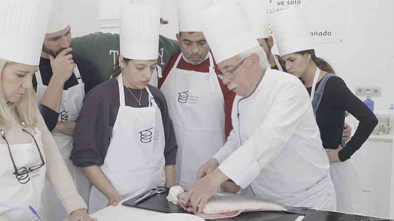 Los aspirantes de MasterChef 11 aprenden a limpiar y trocear carnes y pescados