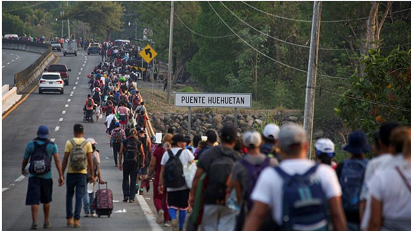 Una caravana de migrantes forma un 'Via Crucis' para exigir justicia por los fallecidos en un centro migratorio en México