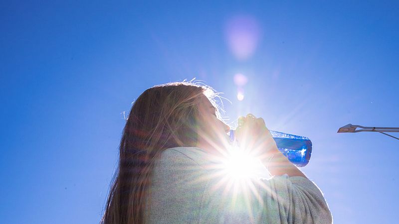 ¿Cómo combatir un golpe de calor? Comer ligero, hidratarse bien y evitar las bebidas alcohólicas