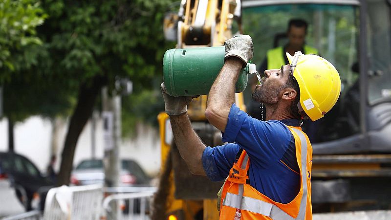 Trabajar a pleno sol, un riesgo que ya no es exclusivo del verano: "Los días de mucho calor es inhumano"